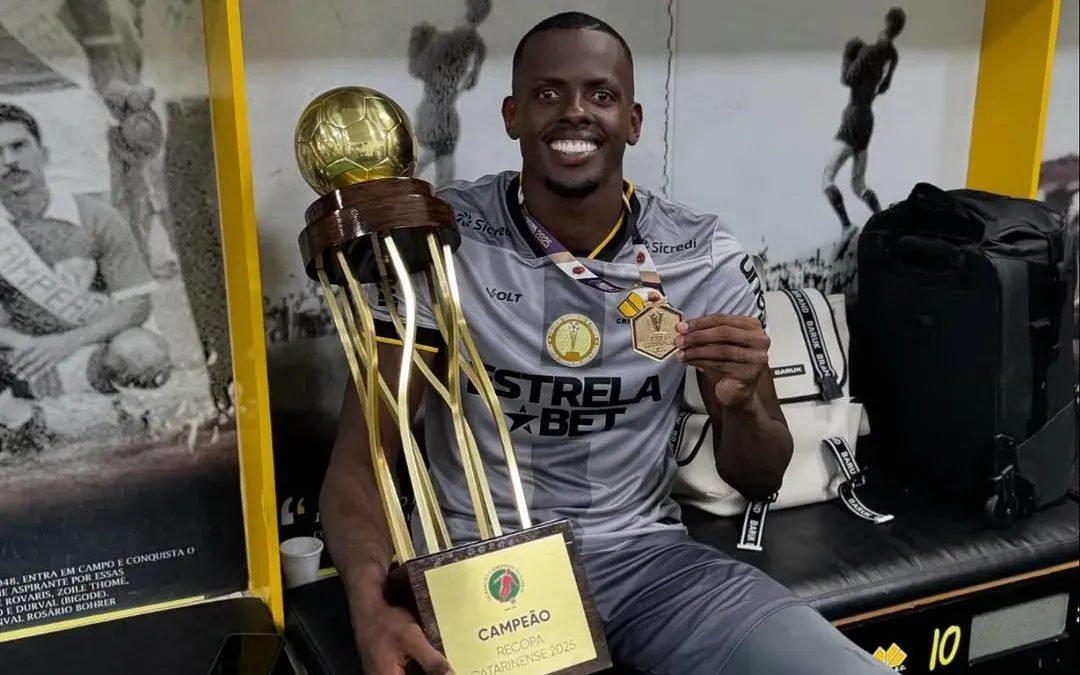 Caique, comemora titulo na estreia pelo Criciuma. Foto: Divulgação/Redes Sociais