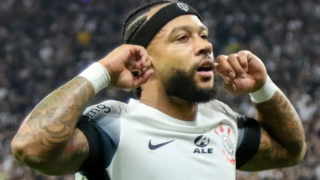 MEMPHIS DEPAY jogador do Corinthians comemora seu gol durante partida contra o Bahia no estadio Arena Corinthians pelo campeonato Brasileiro A 2024. Foto: Joisel Amaral/AGIF