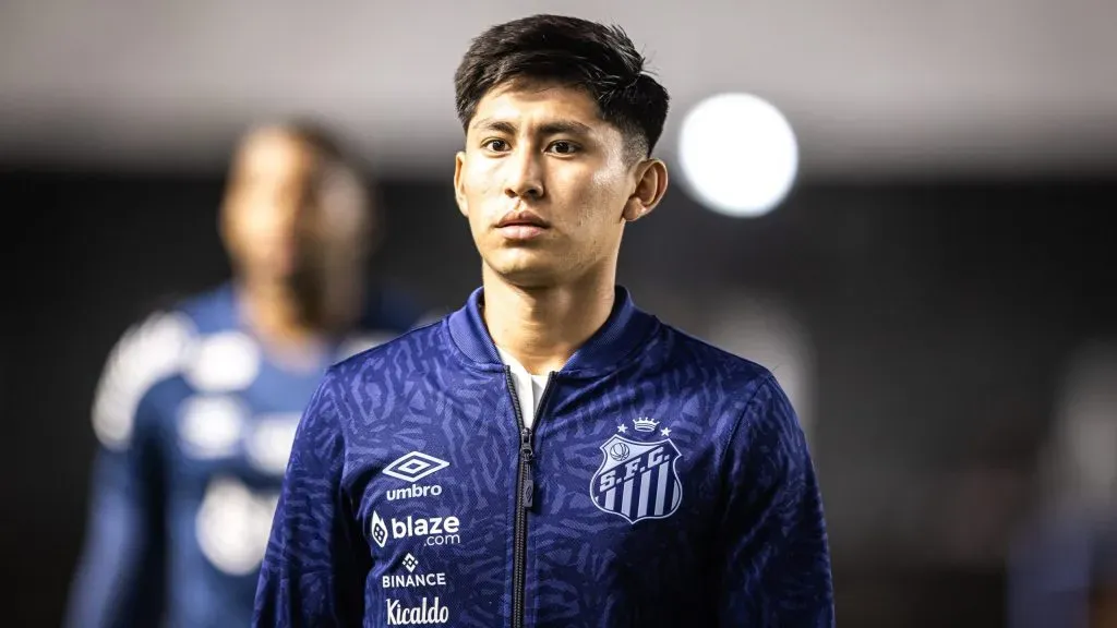 Miguelito com jaqueta azul do Santos - Foto: Abner Dourado/AGIF