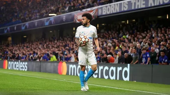 Claudinho durante partida. Foto: Catherine Ivill/Getty Images