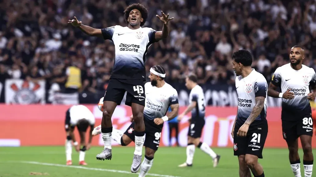 Talles Magno comemora seu gol pelo Corinthians. Foto: Marcello Zambrana/AGIF