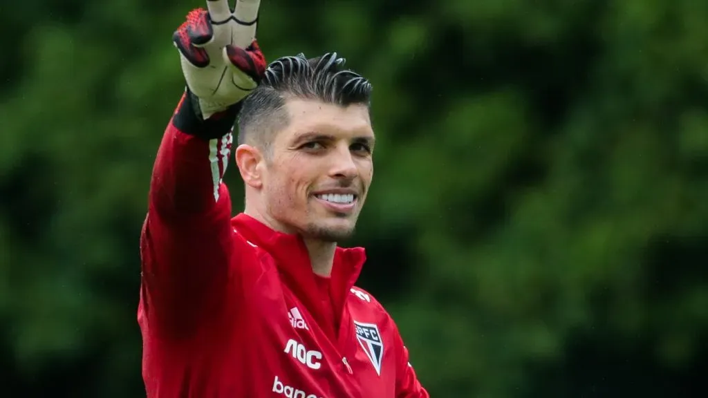 Tiago Volpi acenando. Foto: Marcello Zambrana/AGIF