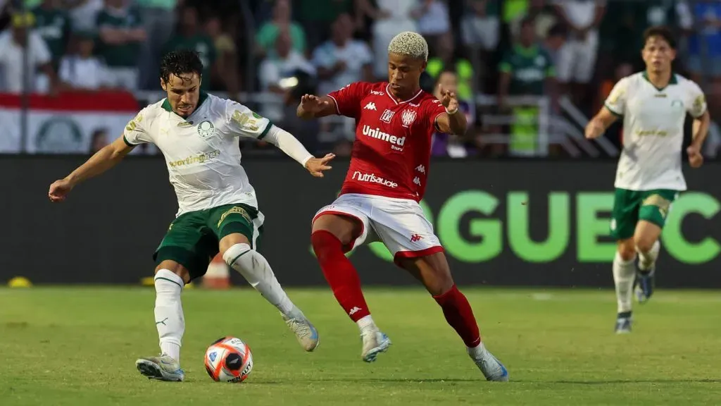 O jogador Raphael Veiga, da SE Palmeiras, disputa bola com o jogador do EC Noroeste, durante partida válida pela fase de grupos, do Campeonato Paulista, Série A1, no Estádio Doutor Alfredo de Castilho. (Foto: Cesar Greco/Palmeiras/by Canon)