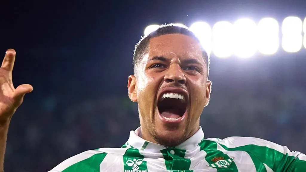 Foto: Fran Santiago/Getty Images – Centroavante de 19 anos não vai deixar o Betis em janeiro.