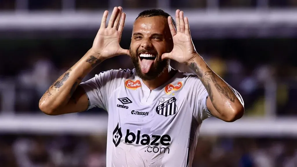 Guilherme comemora seu gol durante partida contra o Palmeiras no estadio Vila Belmiro pelo campeonato Paulista 2025. Foto: Marcello Zambrana/AGIF