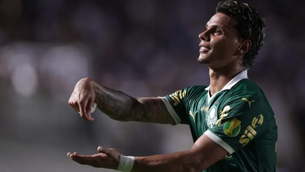 Richard Ríos comemorando gol pelo Clássico da Saudade no Campeonato Paulista 2025. Foto: Ettore Chiereguini/AGIF