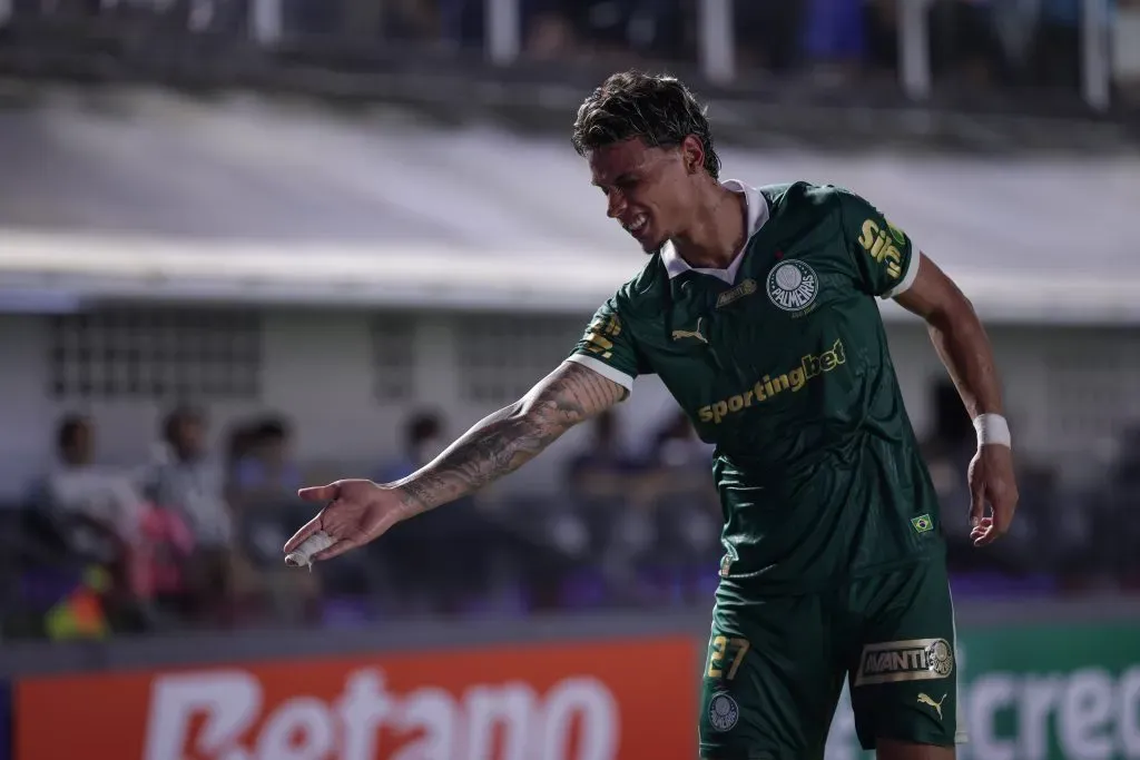 SP – SANTOS – 22/01/2025 – PAULISTA 2025, SANTOS X PALMEIRAS – Richard Rios jogador do Palmeiras comemora seu gol durante partida contra o Santos no estadio Vila Belmiro pelo campeonato Paulista 2025. Foto: Ettore Chiereguini/AGIF