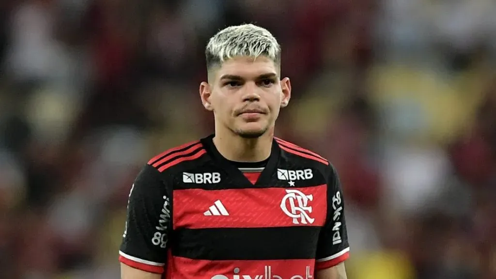 Futuro de Ayrton Lucas é definido no Flamengo