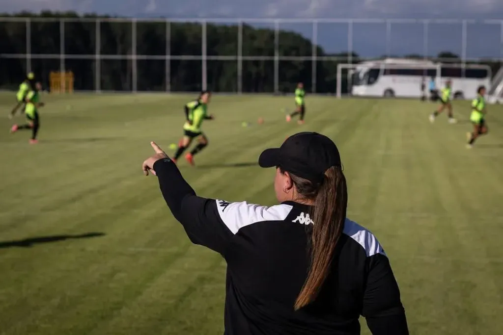 Técnica das Meninas da Colina, Verônica Coutinho durante treino coletivo das atletas. Foto: Dikran Sahagian/ VascoDaGama