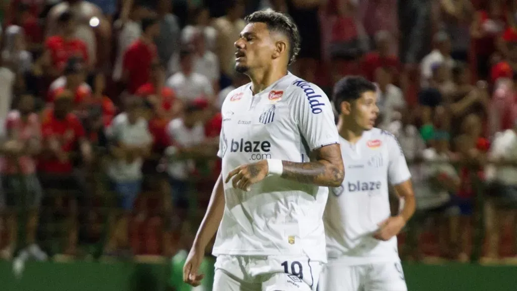 Tiquinho Soares jogador do Santos durante partida contra o Velo Clube no estádio Benitão pelo campeonato Paulista 2025. Foto: Roberto Gardinalli/AGIF