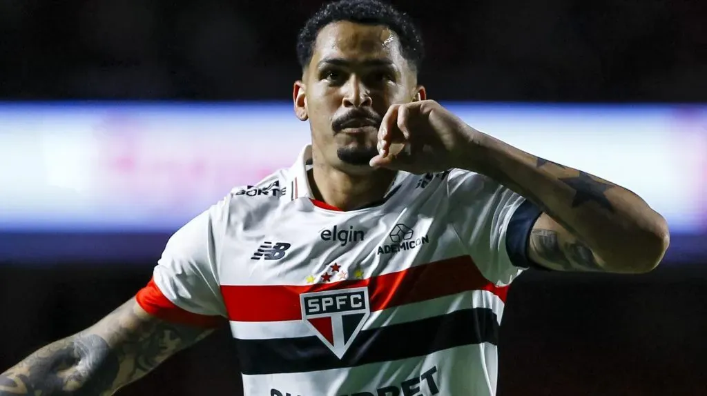 Luciano comemorando. Foto: Marco Miatelo/AGIF