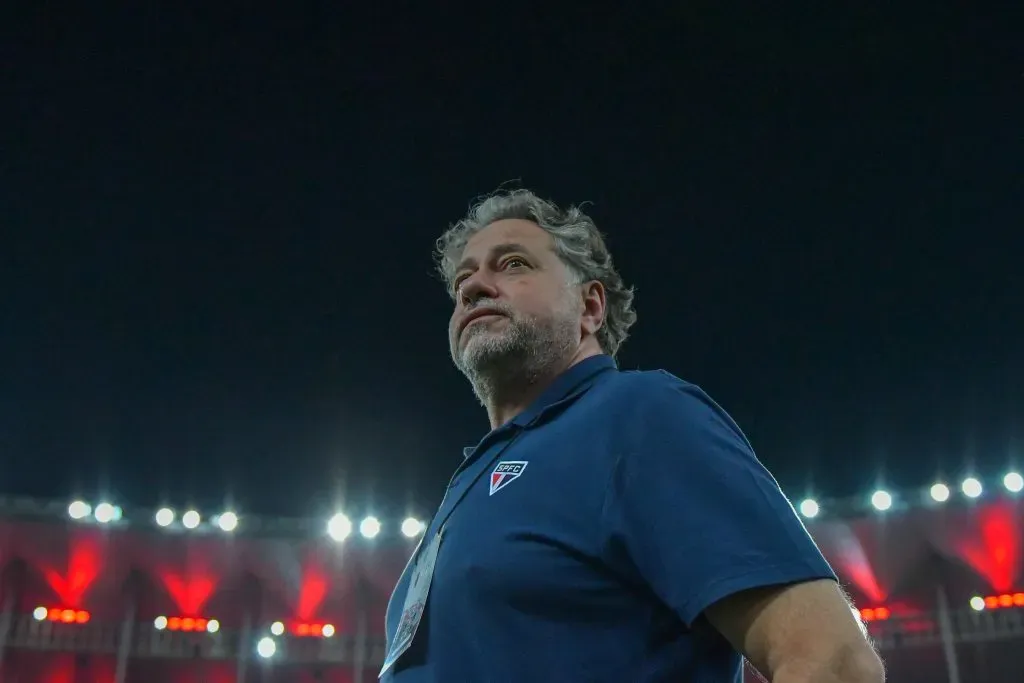 Julio Casares, presidente do São Paulo, antes da partida contra o Flamengo no Maracanã pelo Campeonato Brasileiro A 2024. Foto: Thiago Ribeiro / AGIF