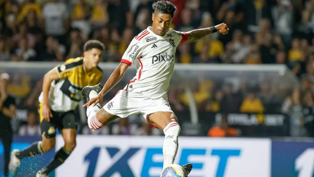 Bruno Henrique batendo pênalti. Foto: Leonardo Hubbe/AGIF