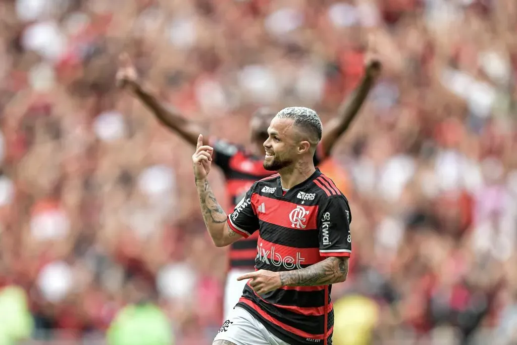 Michael, do Flamengo, comemora seu gol durante partida contra o Juventude no Maracanã pelo Campeonato Brasileiro A 2024. Foto: Thiago Ribeiro / AGIF