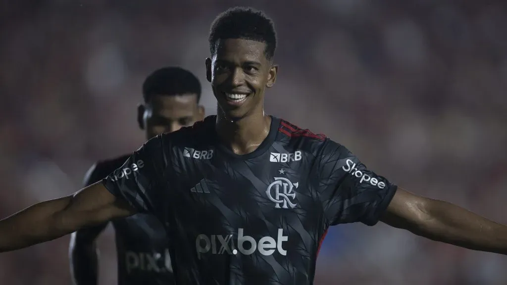 Carlinhos comemorando. Foto: Kayan Mendes/AGIF