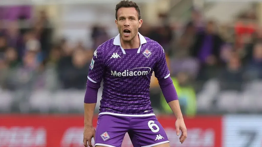 Arthur Melo com camisa da Fiorentina - Foto: Gabriele Maltinti/Getty Images