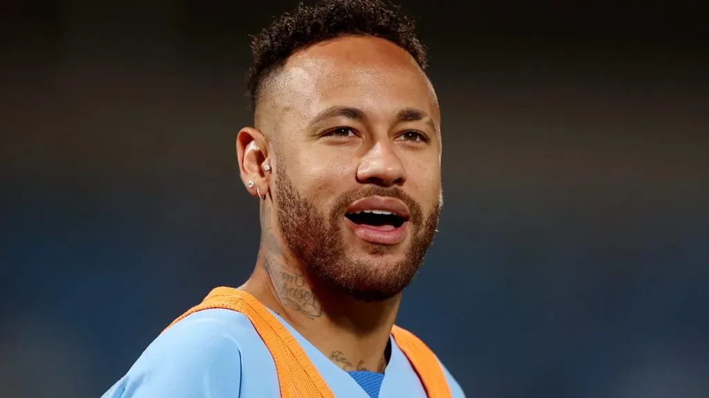 Neymar será rival do Corinthians em 2025 - (Photo by Yasser Bakhsh/Getty Images).