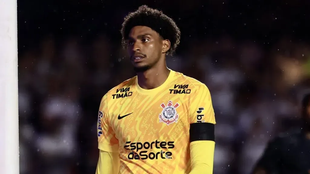 Hugo Souza incomodado. Foto: Marcello Zambrana/AGIF