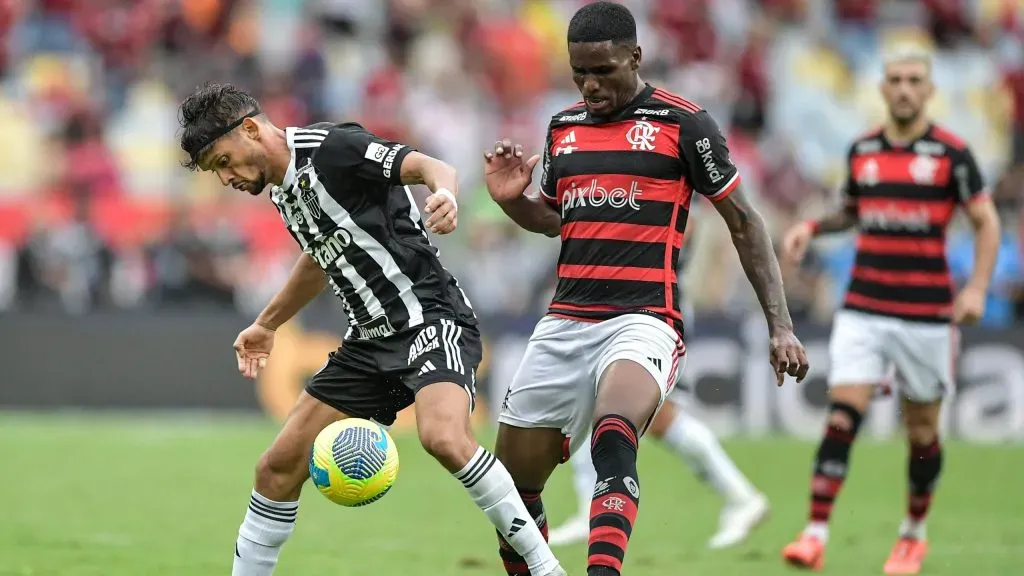 Evertton Araújo em ação pelo Mengão – Foto: Thiago Ribeiro/AGIF