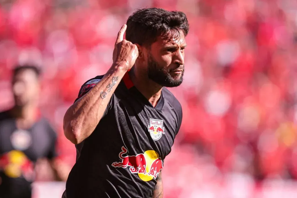 Juninho Capixaba jogador do Bragantino comemora seu gol durante partida contra o Internacional no estadio Beira-Rio pelo campeonato Brasileiro A 2024. Foto: Maxi Franzoi/AGIF