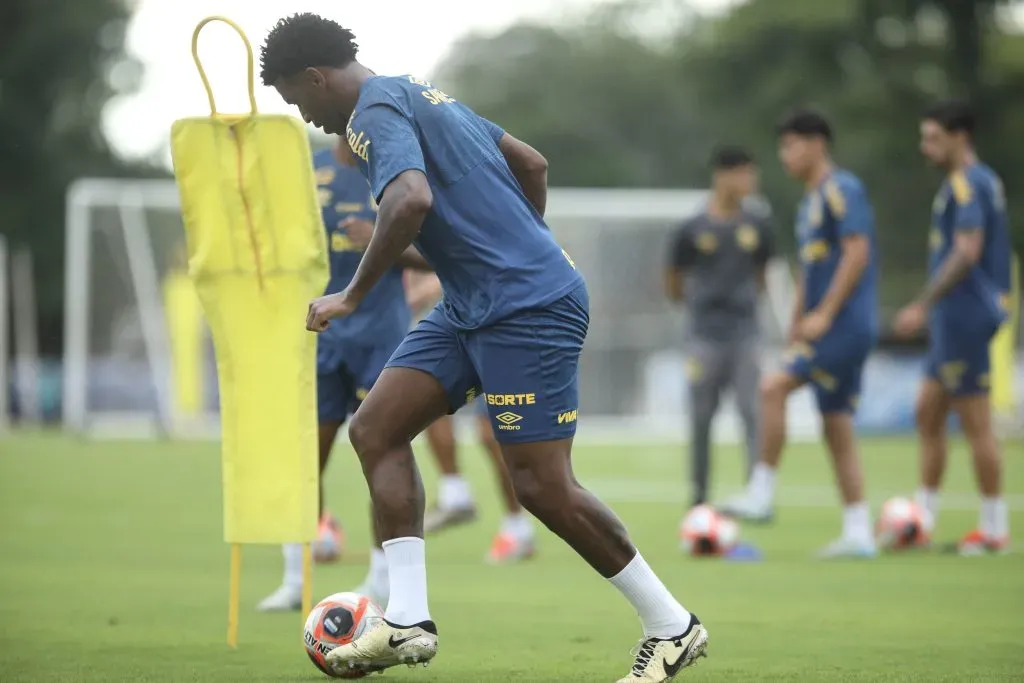 inoSP – SANTOS – 05/01/2025 – SANTOS, TREINO – Gil jogador do Santos durante treino no Centro de Treinamento CT Rei Pele, neste domingo (05). Foto: Reinaldo Campos/AGIF