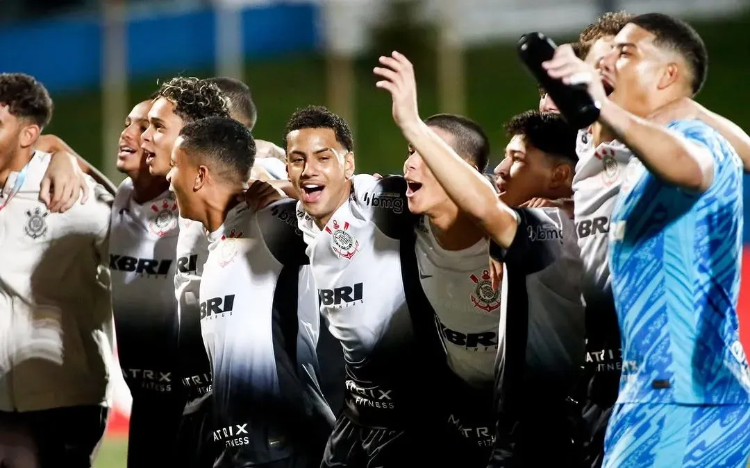 Denner e equipe, na partida entre Corinthians x Vasco, realizado esta noite no Estádio Bruno José Daniel, jogo válido pela Copinha 2025. Santo André / SP. Foto: Rodrigo Gazzanel / Ag. Corinthians