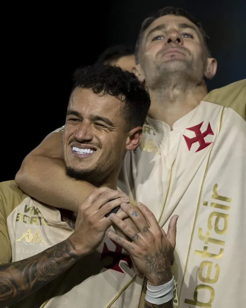 RJ – RIO DE JANEIRO – 04/12/2024 – BRASILEIRO A 2024, VASCO X ATLETICO-MG – Vegetti jogador do Vasco comemora seu gol com Philippe Coutinho jogador da sua equipe durante partida contra o Atletico-MG no estadio Sao Januario pelo campeonato Brasileiro A 2024. Foto: Jorge Rodrigues/AGIF