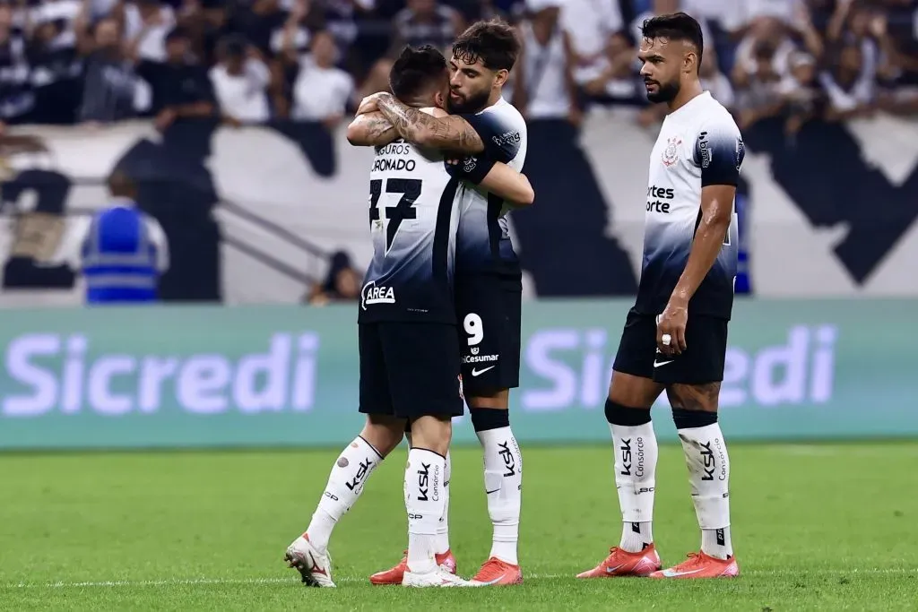 SP – SAO PAULO – 19/01/2025 – PAULISTA 2025, CORINTHIANS X VELO CLUBE – Igor Coronado jogador do Corinthians comemora seu gol com Yuri Alberto jogador da sua equipe durante partida contra o Velo Clube no estadio Arena Corinthians pelo campeonato Paulista 2025. Foto: Marcello Zambrana/AGIF
