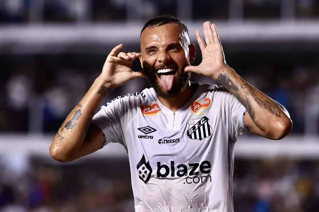 SP – SANTOS – 22/01/2025 – PAULISTA 2025, SANTOS X PALMEIRAS – Guilherme jogador do Santos comemora seu gol durante partida contra o Palmeiras no estadio Vila Belmiro pelo campeonato Paulista 2025. Foto: Marcello Zambrana/AGIF