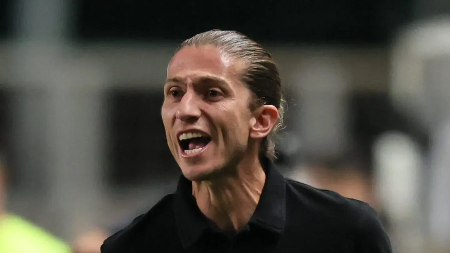 Filipe Luis tecnico do Flamengo durante partida contra o Cruzeiro no estadio Independencia pelo campeonato Brasileiro A 2024. Foto: Gilson Lobo/AGIF