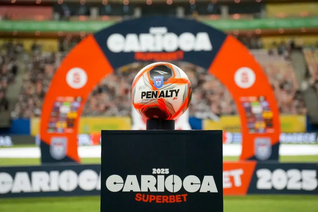 A bola do jogo vista antes da partida entre Vasco e Madureira na Arena da Amazônia pelo Campeonato Carioca 2025. Foto: Aguilar Abecassis / AGIF