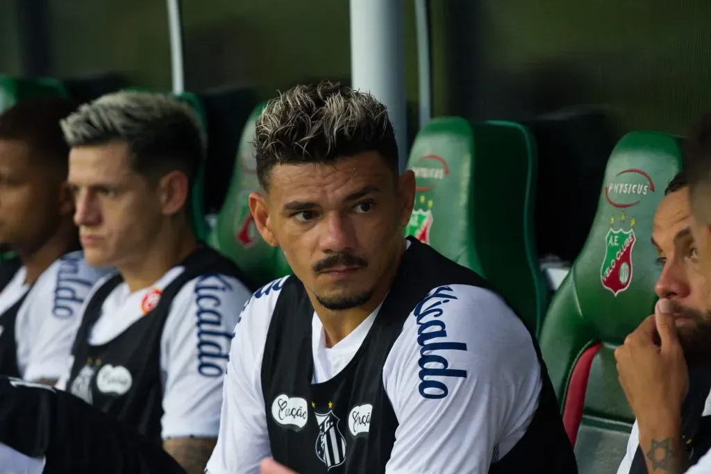 Tiquinho Soares no banco do Santos - Foto: Roberto Gardinalli/AGIF