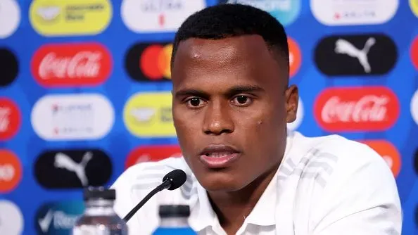 Jhon Arias em entrevista pela Seleção Colombiana. Foto: Ezra Shaw/Getty Images