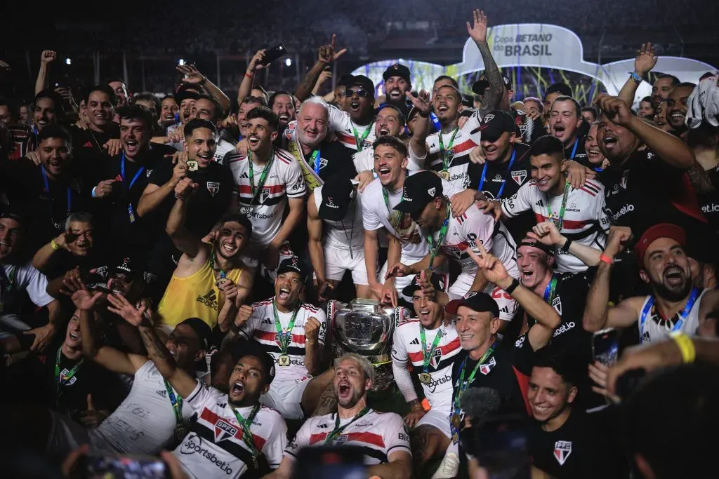 Jogadores do São Paulo comemoram titulo de campeão durante cerimônia de premiação após vitória contra o Flamengo em partida no MorumBis pela decisão da Copa do Brasil 2023. Foto: Ettore Chiereguini / AGIF