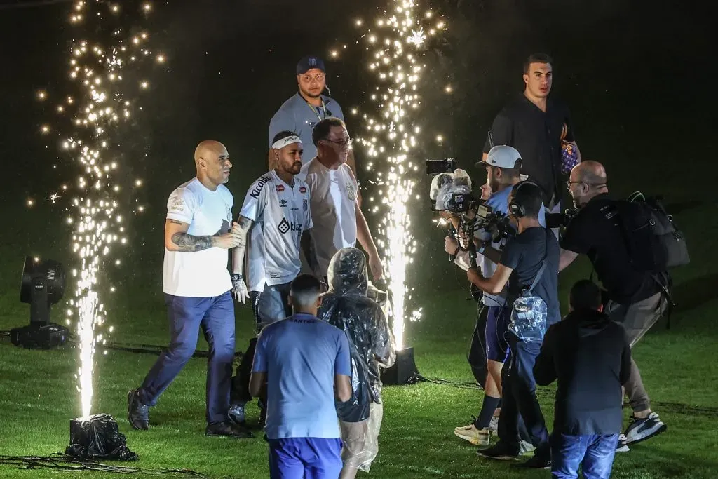 Neymar durante sua apresentação oficial como jogador do Santos realizada na Vila Belmiro. Foto: Marcello Zambrana / AGIF