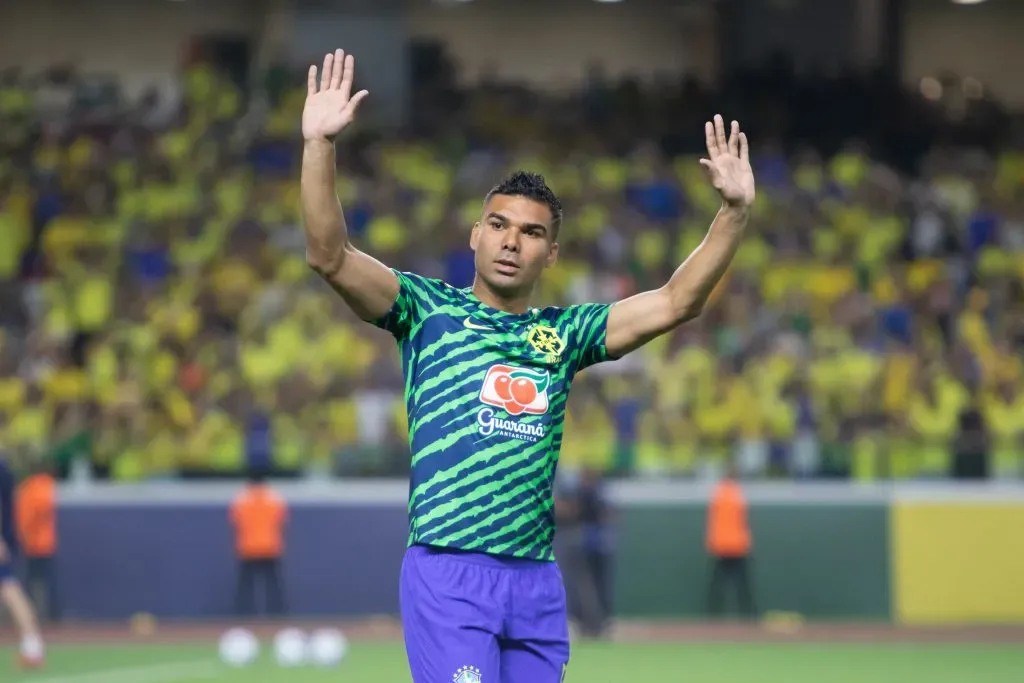 Casemiro, pela Seleção Brasileira, durante aquecimento antes da partida contra o Bolívia no Mangueirão pelas Eliminatórias da Copa Do Mundo 2026. Foto: Fernando Torres / AGIF