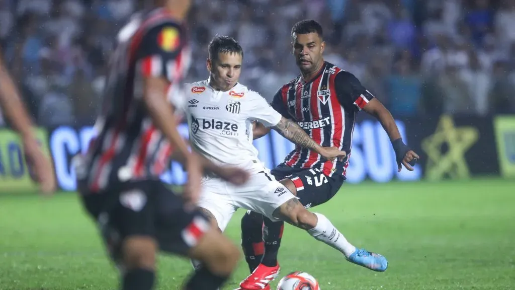 Jogadores de Santos e São Paulo disputando. Foto: Reinaldo Campos/AGIF