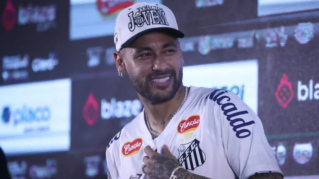 Neymar concedeu entrevista coletiva em sua apresentação no Santos. Foto: Reinaldo Campos/AGIF