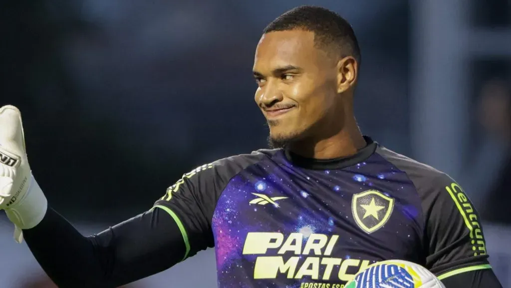 John sinalizando. Foto: Joisel Amaral/AGIF