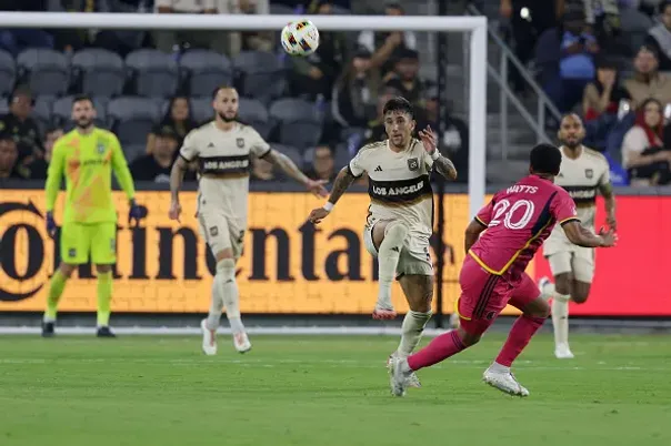 Cristian Olivera, camisa 13 do Los Angeles FC observa após chutar a bola na partida contra o St. Louis City SC, no BMO Stadium. Foto: Kaelin Mendez/Getty Images