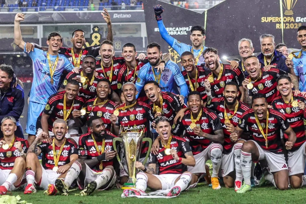 Jogadores do Flamengo comemoram titulo de campeao apos partida contra o Botafogo no Mangueirao pela decisão do campeonato Supercopa 2025. Foto: Fernando Torres/AGIF