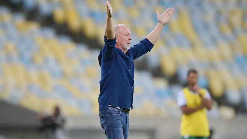 Mano Menezes gesticulando. Foto: Thiago Ribeiro/AGIF