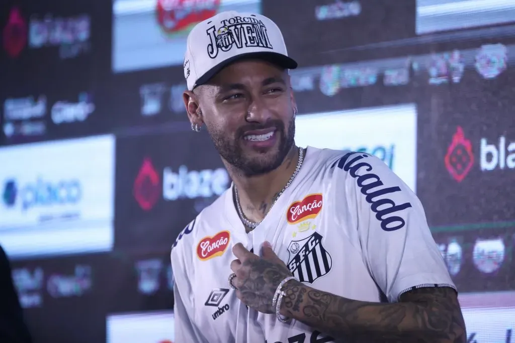 Neymar durante sua apresentação oficial como jogador do Santos – Foto: Reinaldo Campos/AGIF