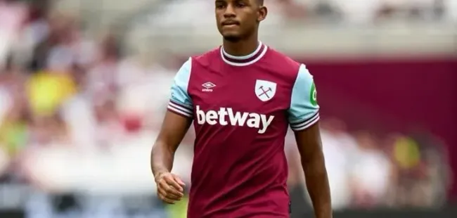 Luis Guilherme, jovem promessa do West Ham está no alvo do Botafogo, mas torcida se divide. Foto: Ángel Martínez/Getty Images