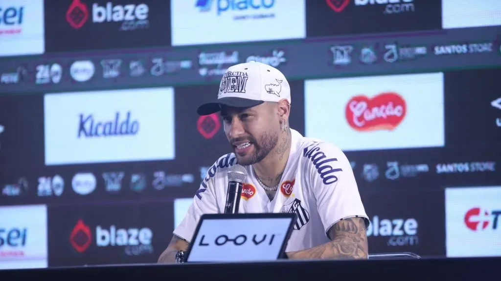 Neymar em sua coletiva de apresentação no Santos. Foto: Reinaldo Campos/AGIF