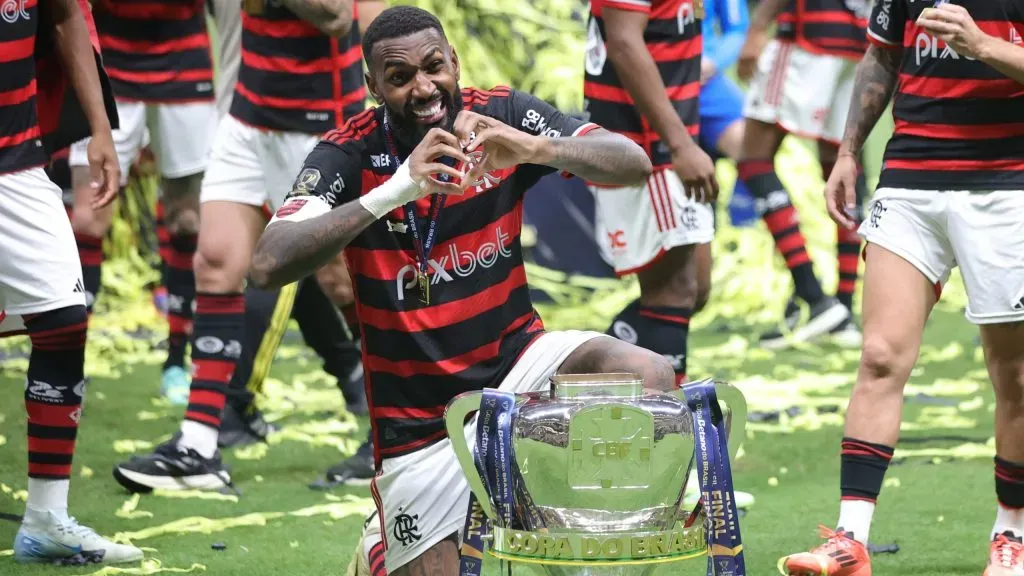 Gerson com o troféu da Copa do Brasil