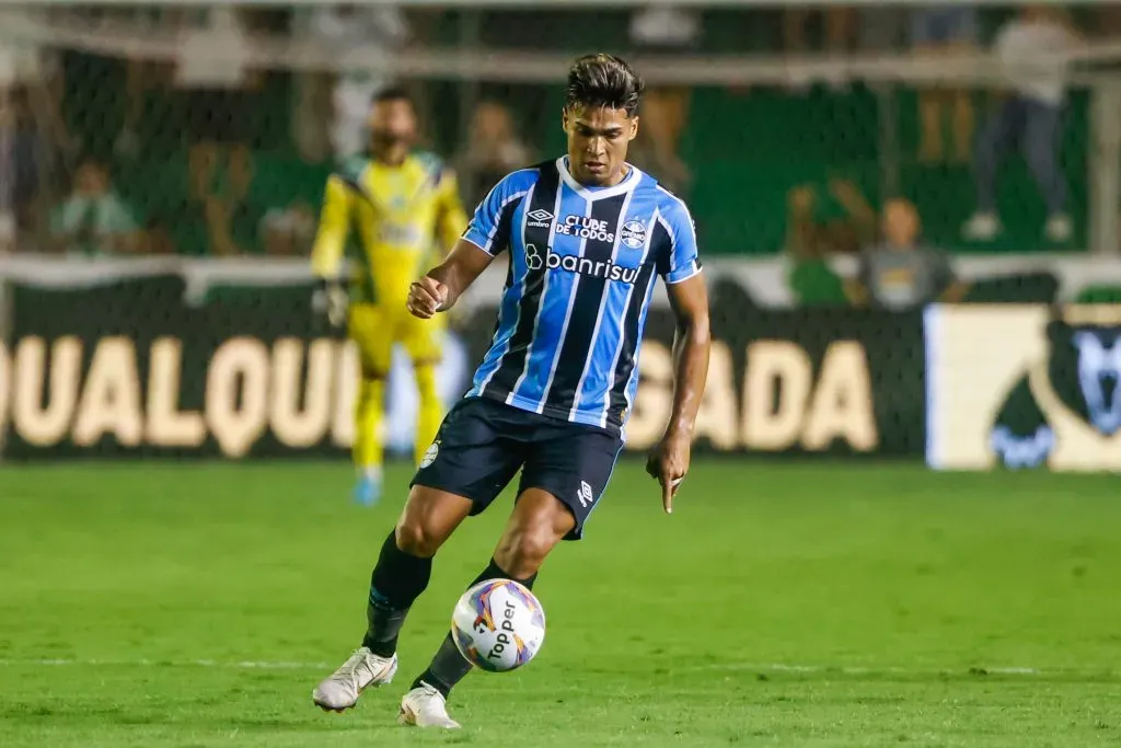 RS – CAXIAS DO SUL – 05/02/2025 – GAUCHO 2025, JUVENTUDE X GREMIO – Arezo jogador do Gremio durante partida contra o Juventude no estadio Alfredo Jaconi pelo campeonato Gaucho 2025. Foto: Luiz Erbes/AGIF