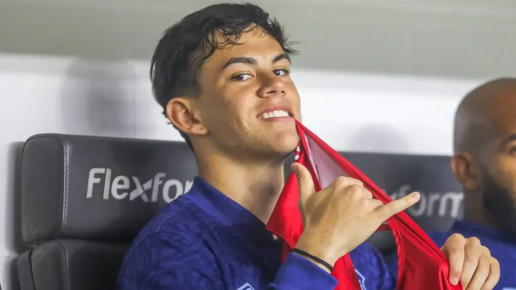 JP Chermont fazendo sinal positivo do banco do Santos - Foto: Reinaldo Campos/AGIF