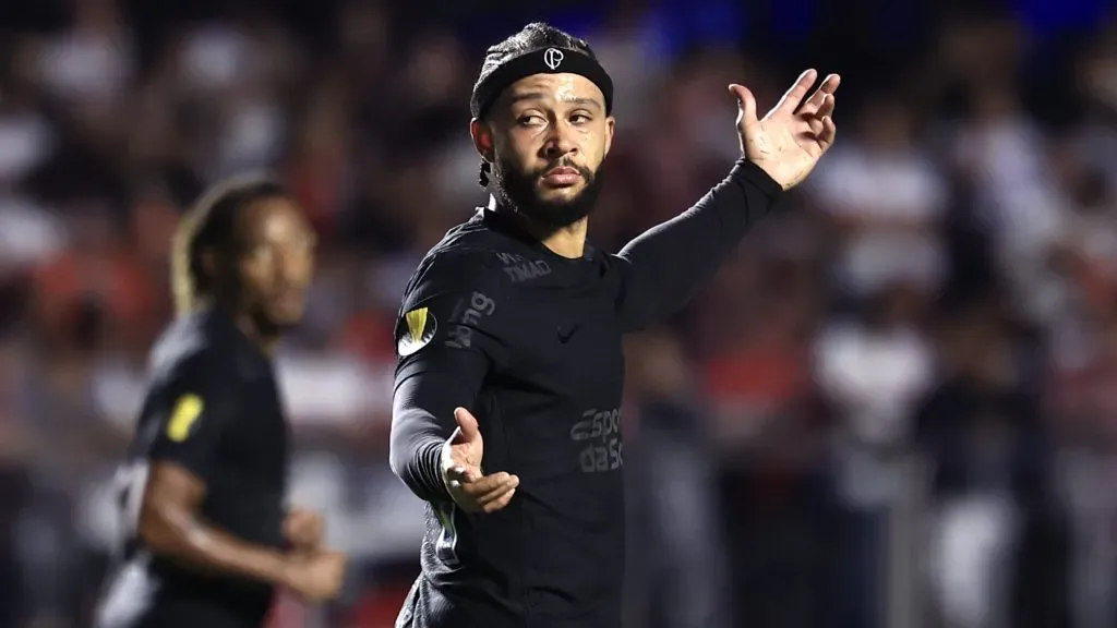 Memphis Depay gesticulando. Foto: Marcello Zambrana/AGIF