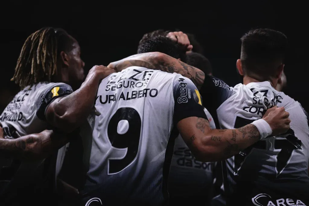 Yuri Alberto jogador do Corinthians comemora seu gol durante partida – Foto: Ettore Chiereguini/AGIF